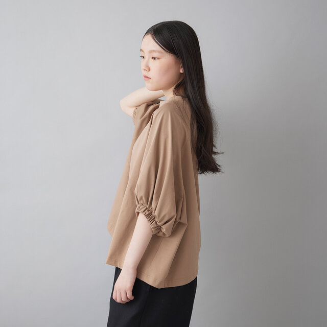 ふんわりとしたボリューム袖が魅力です。