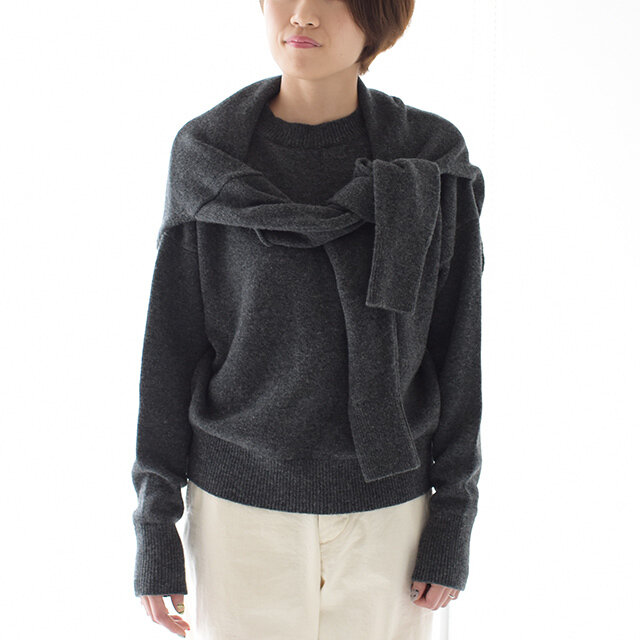 セーターを肩に掛けているようなデザインなので、一着でこなれ感が出せますよ♪
お好みの位置で結んだり、アレンジも楽しめる存在感のあるオシャレニットです!