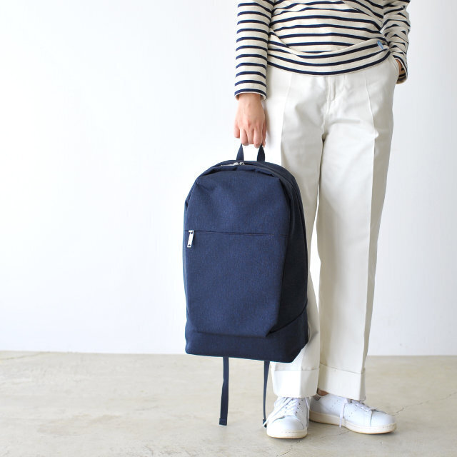 「marimekko(マリメッコ)」のシンプルで洗練されたデザインのバッグパック。A4サイズの書類が入ることはもちろん、ノートパソコンを持ち運ぶときに便利なPCスリーブは、パッド入りで中身をしっかりと保護してくれます！仕事、ショッピング、旅行など様々なシーンで活躍してくれるのでオススメ♪