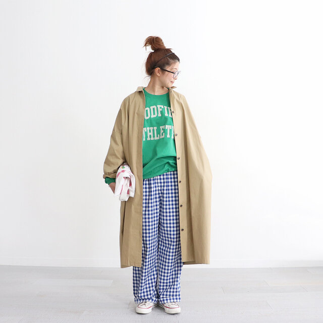 mizuiro indからは、新作のワイドシャツライクコート。
これ、めっちゃいいです!シャツ感覚で羽織れるキレイめコート!
比翼仕立てなので、ボタンを閉めるとすっきりシンプルなワンピースのようなデザインです。