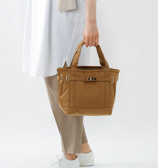 中綿がふっくらとした風合いを
表現しているコンパクトサイズ。
カジュアルな素材遣いながら、
ゴールドのパーツ使いで
上品にシフトチェンジ。