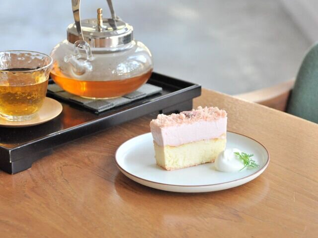 古都美カフェでの桜のフロマージュ・キュイと加賀棒茶