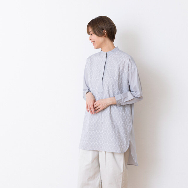 着用:スタンドカラーチュニック丈シャツ(グレー)