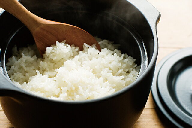 いくらパン食の人が増えているとは言え、やっぱり日本人の食卓に欠かせないお米。
お米を炊くとき、おそらく大半の方が炊飯器を使っていると思います。
最近は炊飯器の機能も高くなってきたので、
わざわざ土鍋で炊かなくても、十分おいしいごはんが炊けますよね。
だけど炊飯器を卓上に置くのってなかなかできない。
ここがこのKakomiと炊飯器の大きな違い。
食卓に並ぶ食器たちとも馴染むシンプルなデザインとサイズ感は
どんなご家庭でも違和感なく食卓に置けそう。
たまには炊きたてのごはんを家族で囲んで食べるのも良いですよね。
