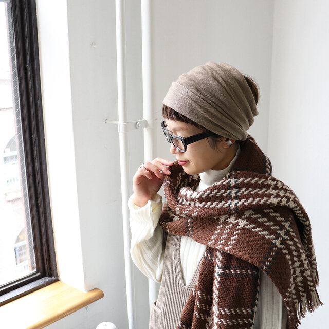 優しい印象のベージュ。さりげなく着けられるのがいいところ。