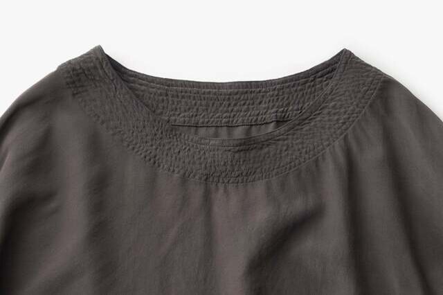 ゆるやかなラウンドネック。