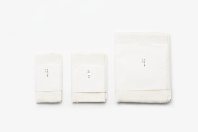 右(70×140cm)が【乙なもの】麻布十四番 バスタオル。亜麻の吸水速乾性は、体を拭く大判のタオルとしても役立ちます。