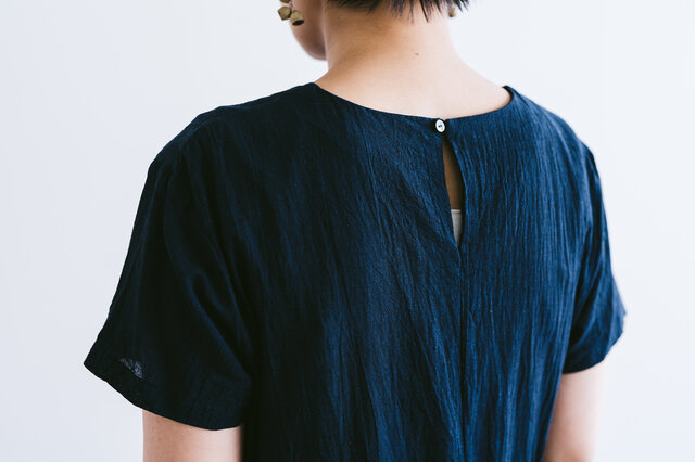 さらりと涼しげなバックスタイル。シェルボタンで上品な印象に。