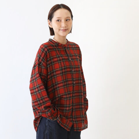 UNIVERSAL TISSU|小さめバンドカラーとゆったりシルエットで羽織としても着やすい ウールガーゼ リトルバンドカラーシャツ アカチェック kurashisha