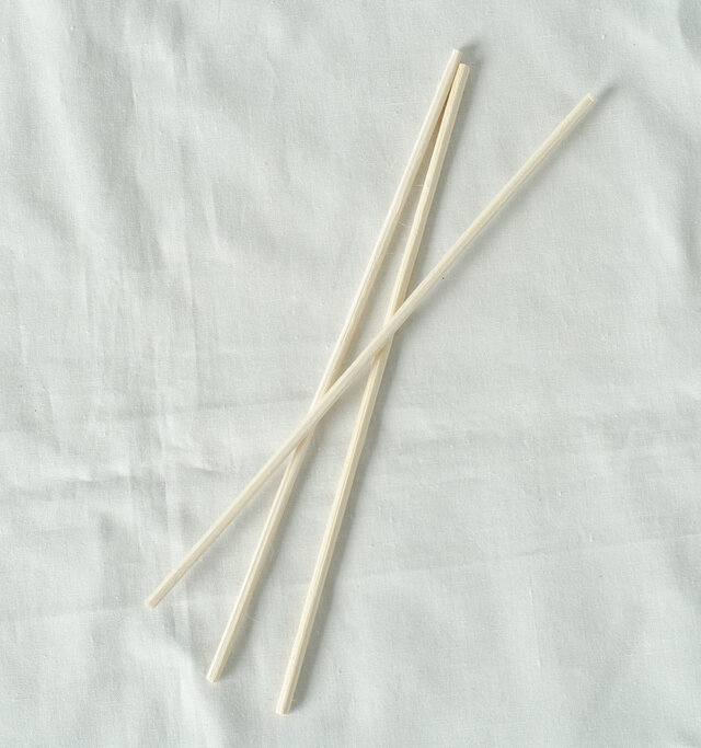 一般的なタイプのリードスティックも付属していますので、お部屋の雰囲気に合わせて使い分けが可能です。