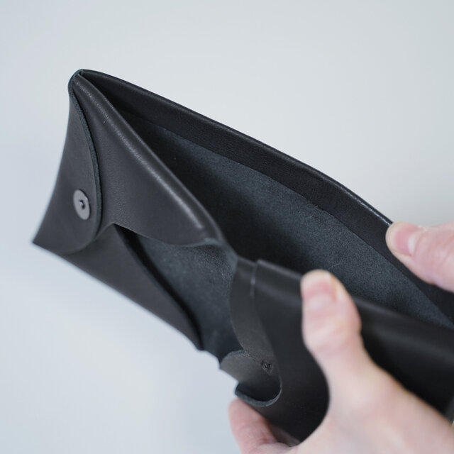 お札を出し入れしやすいよう大きなポケットは、縁を折り返しより滑らかなデザインに。