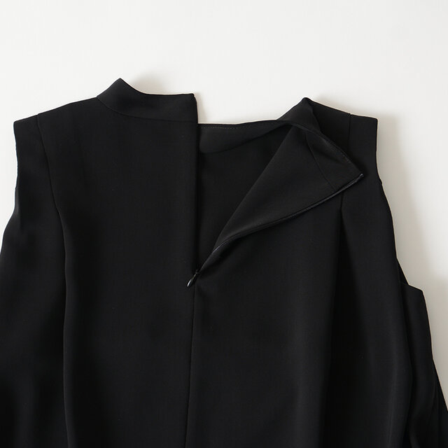 うしろにはファスナーが付いているので脱ぎ着もラクチンに。髪型や、誤ってメイクが服についてしまう心配も軽減してくれます。