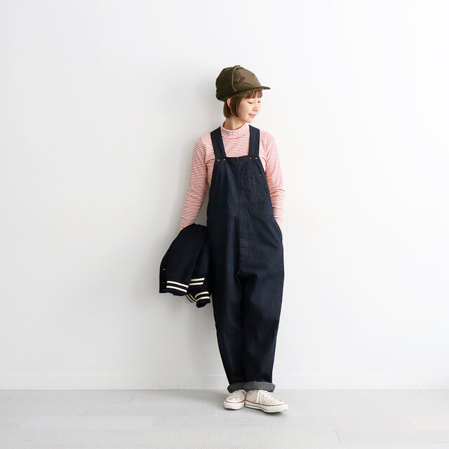 合わせやすく、差し色にもなるナチュラル×レッド◎
オリーブやベージュ、ネイビーなどアウターの定番カラーとも相性が良く
モックネックを活かして首元チラッと見せたいですね〜