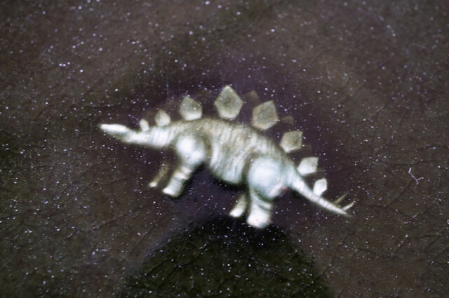 よしざわ窯｜　　恐竜のお皿 ステゴサウルス（貫入/釉ヒビあり）
