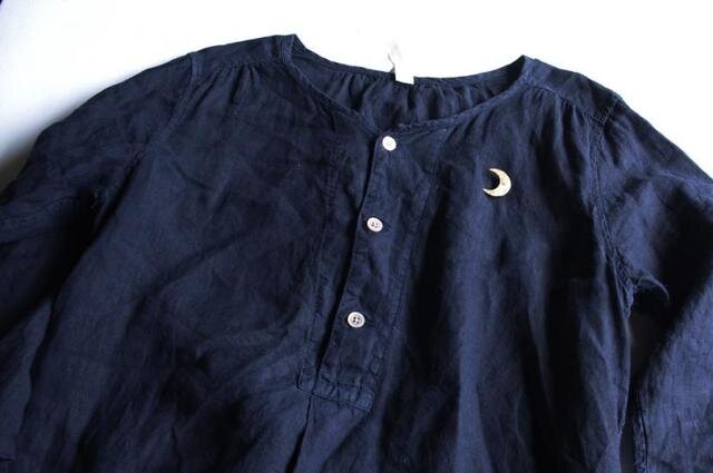 ネイビーの洋服に合わせれば、ほら、夜空に月が浮かんでいるみたい。