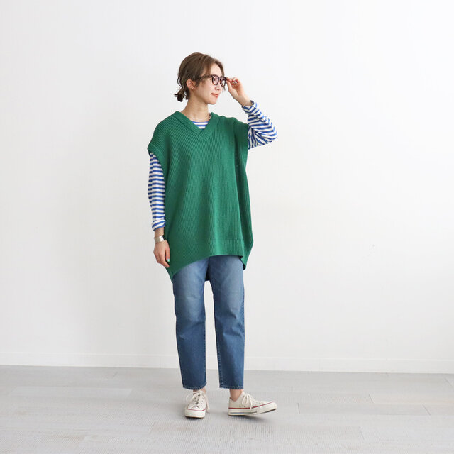 薄手でレイヤードにもぴったりなアイテムなので、
秋のスタイリングにベストと重ねたり、カーディガンやジャケットと合わせたいですねー!