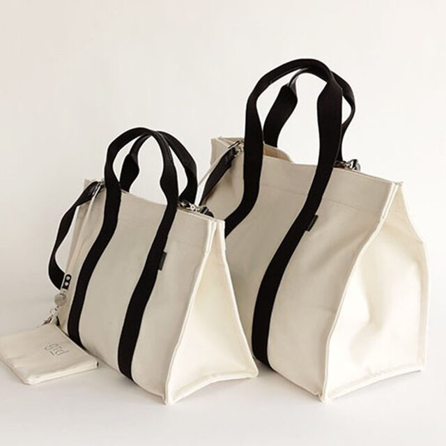 SQUARE TOTE MサイズとLサイズは、マチ幅も広く収納力も抜群です。