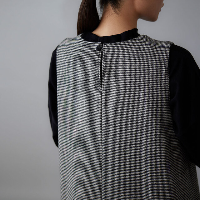 後ろ姿に表情を添える、くるみボタン仕様です。