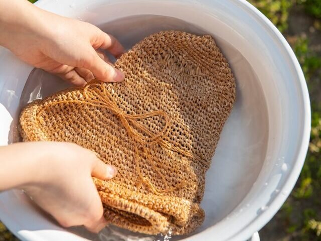 OJO+は洗える紙素材なので、中性洗剤でやさしく手洗い、その後形を整えて陰干しをすれば簡単にお手入れできます。
つば先のワイヤーを整えれば、洗った後もセーラー特有の「上向きのライン」を美しく保てます。
①手洗いの場合の洗い方:バケツや洗面器に中性洗剤をいれます。帽子を入れ、全体的にやさしく押し洗いをしてください。(汚れの気になるところは、直接洗剤をつけてつかみ洗い。)水に替え、すすぎをしてください。
②タオルに挟んで脱水。 ※洗濯機を使って脱水する場合は、突起箇所を傷つけないよう、タオルにくるんでネットにいれて脱水。