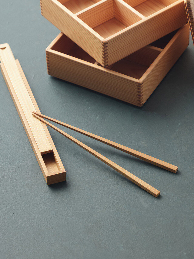 軽くて持ちやすいスス竹のお箸と、持ち運びに便利なスライド式のお箸箱のセットです。宮崎杉の重箱と揃えてお使いいただいても。