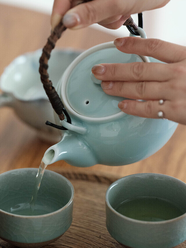 青磁釉の美しい道具とともに、お茶の時間をお楽しみください。
