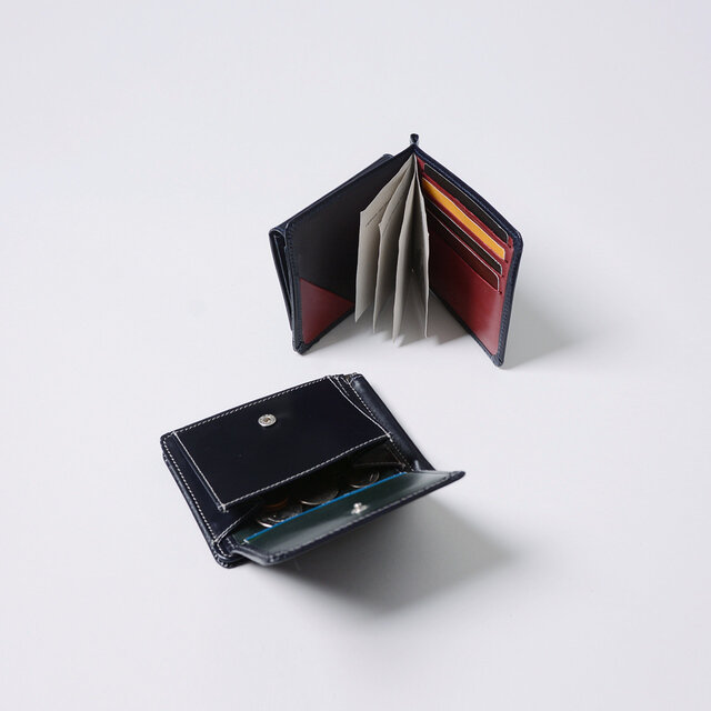 定番の財布をバイカラーで仕上げた限定アイテム。「ダークブルー×ボトルグリーン」と「ダークブルー×ボルドーレッド」の2色展開になっています。