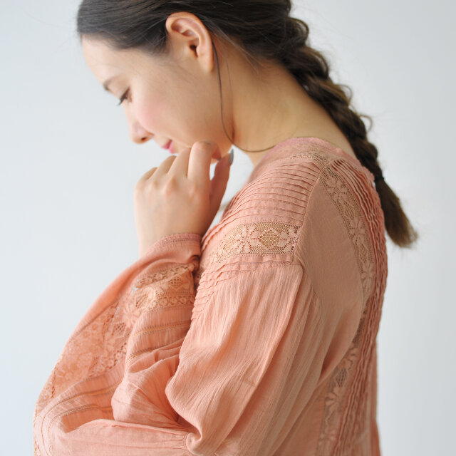 透け感がありますので、インナーをチラリと覗かせてコーデのポイントにしてみるのもいいですね。