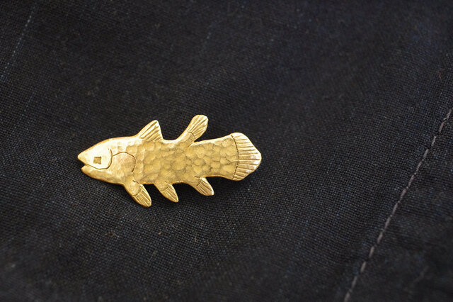 凹凸感がシーラカンスの鱗のよう。ロマンチックな古代魚を胸元やバッグにつけて。
