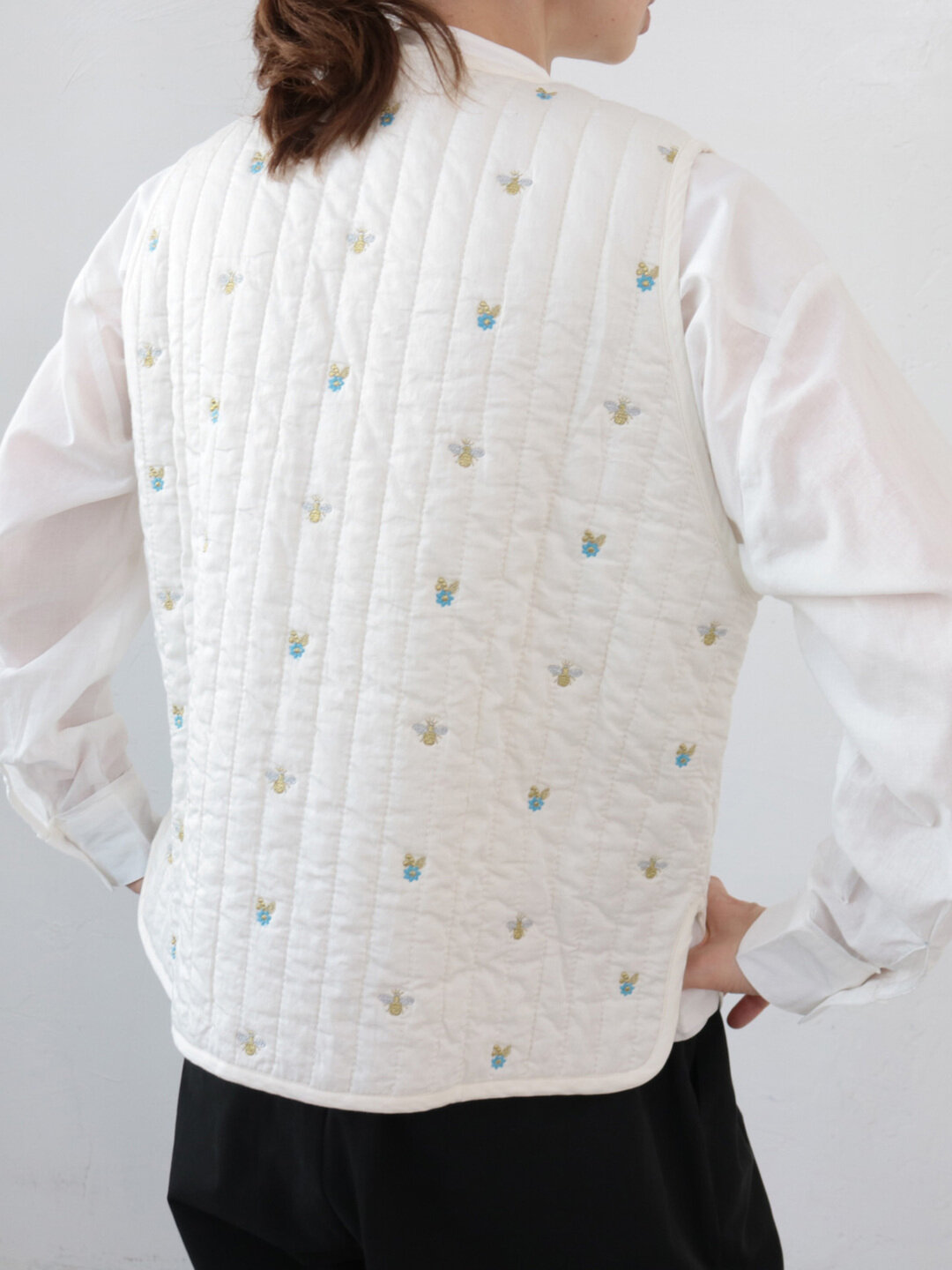 doux bleu|Bee Embroidery キルトベスト DB-2518-011 - UNLIMI doux bleu|Bee Embroidery キルトベスト DB-2518-011 - UNLIMI