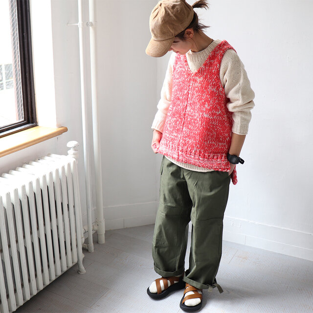 パンツでもスカートでも合わせやすい着丈とシルエット。
ワンピースと重ねたりしても、きっとかわいいですよね〜。