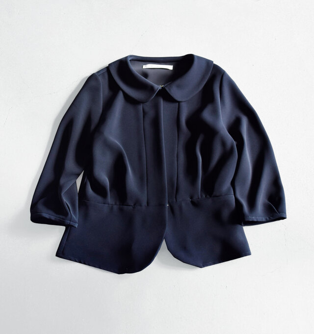 color : navy
黒に近い落ち着いたネイビー。上品で洗練された印象です。