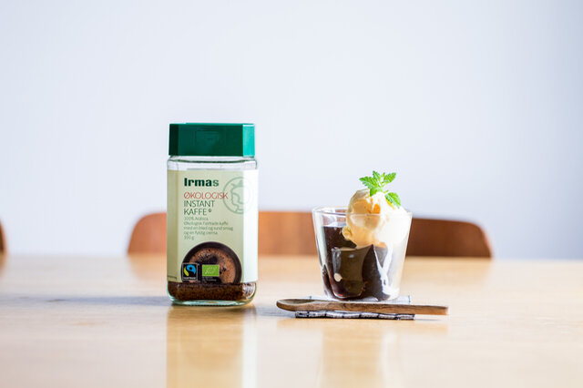 まろやかな苦みは、コーヒーゼリーにしても美味しい!お湯でイヤマインスタントコーヒーとゼラチンを溶いたら型に流して冷やし固めるだけ。あえてブラックで作って、ひんやり甘いアイスクリームを添えてどうぞ。
