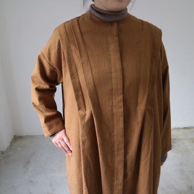 前後に大胆なタックを取り、品のあるデザインに仕上がりました。