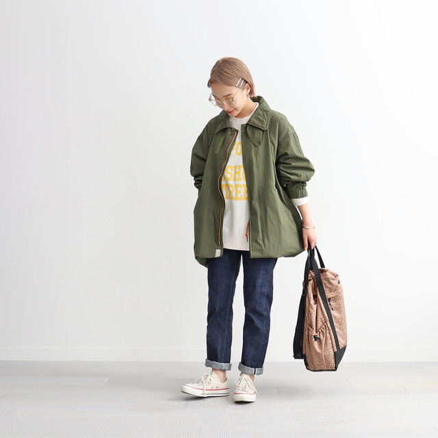 このコートのオススメポイントとして、着丈を短くして着用ができます◎
内側の腰のあたりに一周ボタンがついており、裾を折り返して留めることで
ショート丈のコートに変身!合わせたいアイテムによってシルエットを変えられますよー!