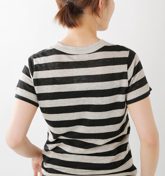 程よくコンパクトなサイジング。伸縮性があるので身体になじみ、ゆったりとした着心地となっています。