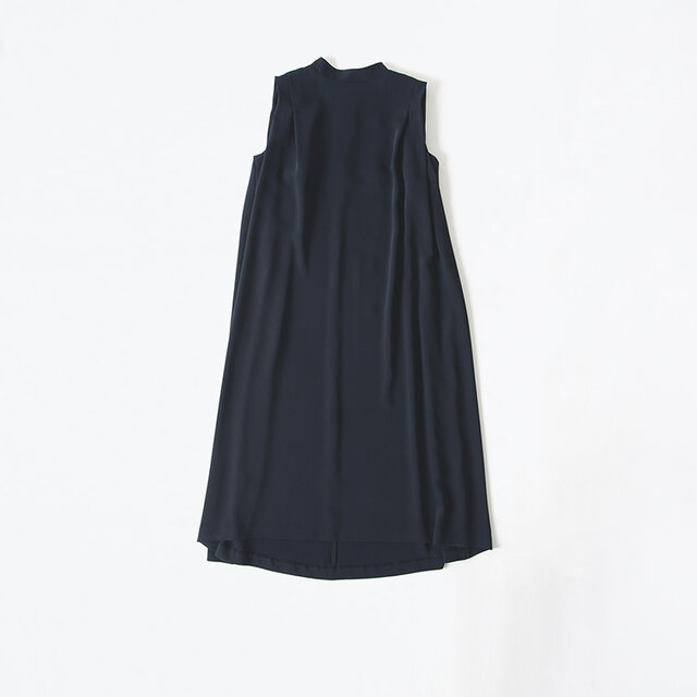 カラーはオケージョンでも、オフィスでも使いやすい“navy”と“black”の2色展開です。
