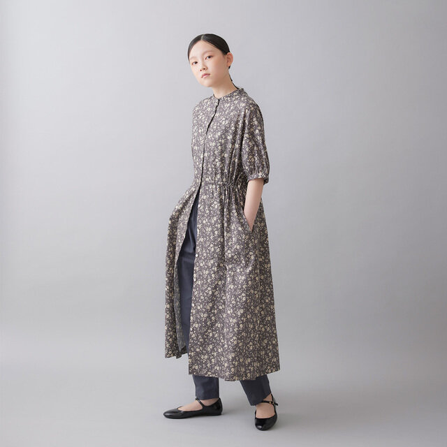 裾を少し開けて羽織れば、ボトムスとのカラー合わせも楽しめる一着です。