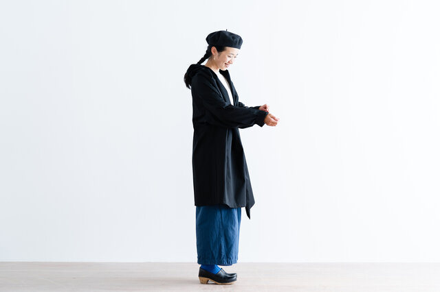 落ちた肩のラインと前下がりシルエットで大人な雰囲気に。腕まわりはゆるっと広めのデザインです。
