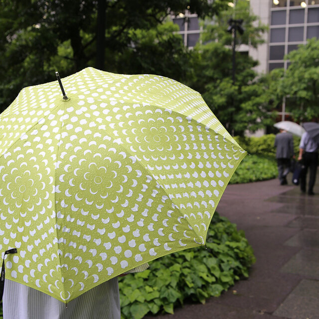 雨の日のおしゃれとして楽しみたいKURAの傘。
これまで憂鬱だった雨の日が、きっと待ち遠しくなるはずです。