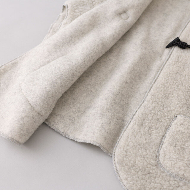 裏地はモコモコとした表面とは対照的に、スッキリとした肌触りで、素肌に触れても快適です。