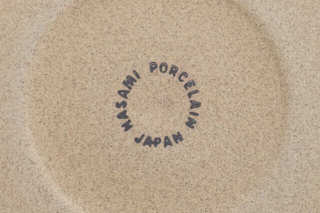 縁と底には釉薬がかかっていないため、土の素材感を感じることができます。裏面にはHASAMI PORCELAINのロゴ。
