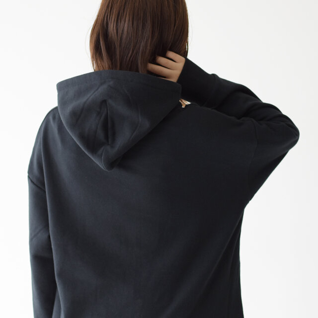 ふっくらとしたフードを備え、うしろ姿にアクセントを添えています。