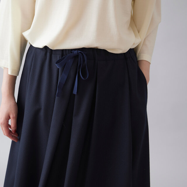 トップスをインして、リボンを見せる着こなしもおすすめです。