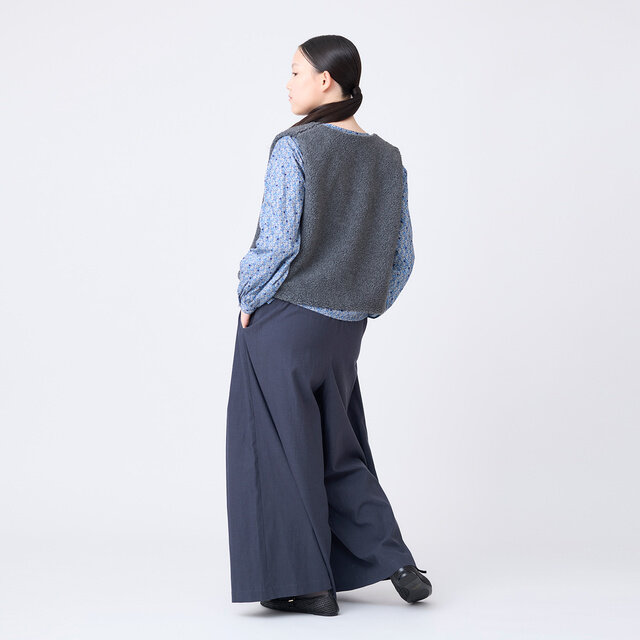 後ろ姿はすっきりとシンプルに、ふっくらとしたボアの表情が季節感のある着こなしを引き立てます。