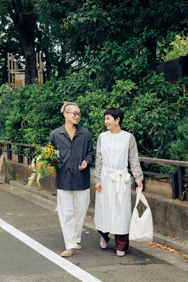 左:kitchen ユニセックスシャツ(チャコール) 右:kitchen ノースリーブポップオーバー(エクリュ)