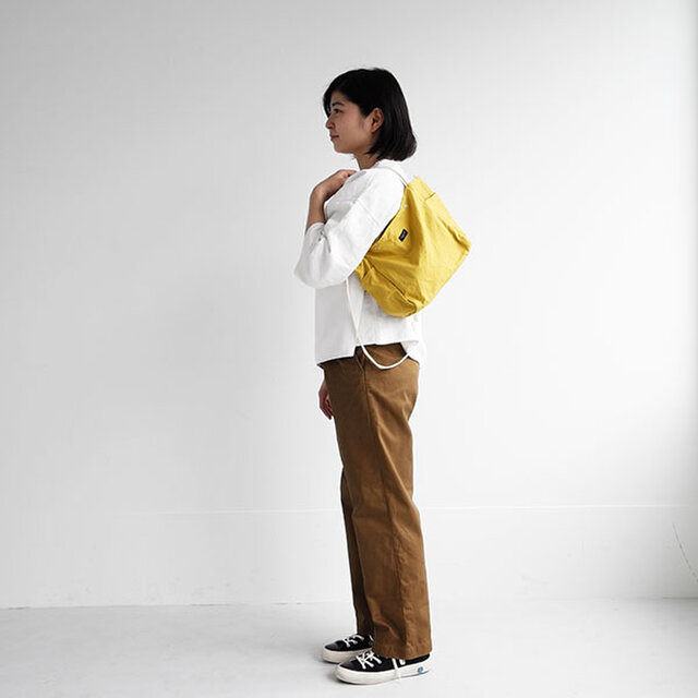 ハンドルは女性であれば方まで収まる長さにしていますので、トートとしてもしっかりお使い頂けます。