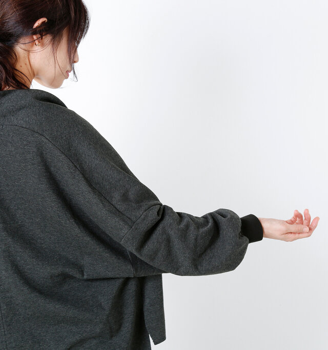 肩位置をぐっと落としたオーバーシルエットは、トレンド感のある仕上がりで旬な雰囲気に◎。