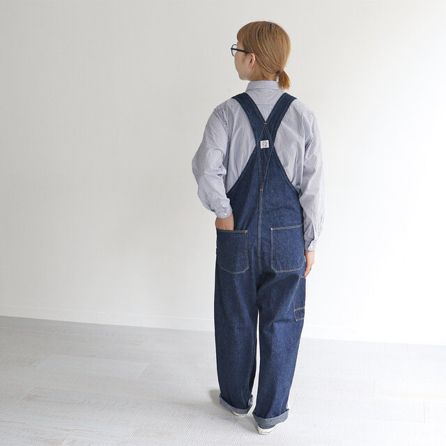 オリジナルの9ozのセルビッチデニムを使用したオーバーオール。
ウエストや腰回りはほどよくすっきりめで、股下からゆったりとしたきれいなシルエット◎
orSlowらしい拘りの詰まった定番オーバーオールです。