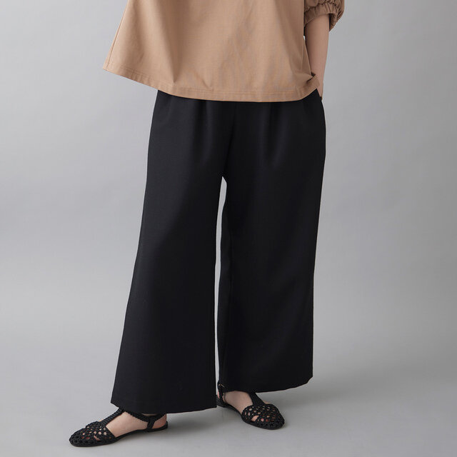 クロはシックで端正な印象。フォーマルにもカジュアルにも対応できる、ワードローブに欠かせない定番カラー。