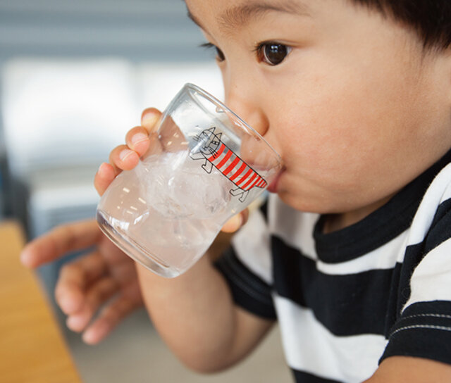 しましまのMIKEYは、子どもたちの成長を見守ってくれ、時には大人も使いたくなってしまうようなかわいさです。Lサイズなら、ちょっと飲み物を飲みたい時にも使えますし、一輪挿しのように使っても素敵です。